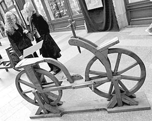 Экспонат  «Велосипед», представленный на выставке  «Наш современник Леонардо. Механизмы. Машины. Эскизы» 