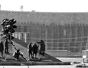 Памятник «Покорителям Енисея, первостроителям Саяно-Шушенской ГЭС»