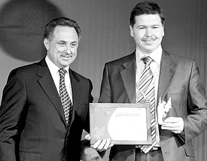 Победитель в номинации «Лучшая инновационная идея» Марат Мухамедьяров получил награду из рук Виталия Мутко