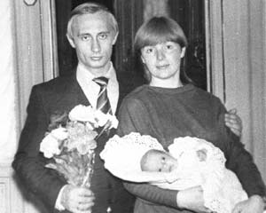 Владимир Путин и его супруга Людмила с дочкой Катей. Весна 1985 года