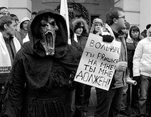 Одним из символов акции была Смерть, которая держала в руках обращенный к Жириновскому плакат «Ты на мне пиаришься»