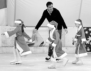 СМИ: Саакашвили «чуть шею не сломал», катаясь на льду