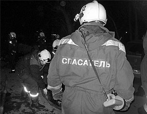 Спасательные бригады пытаются спасти рабочих из-под завалов