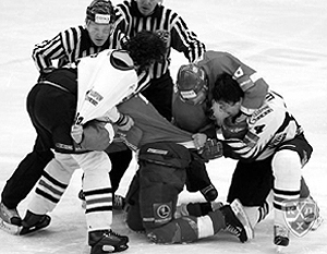 Матч КХЛ был прерван из-за массовых драк на льду