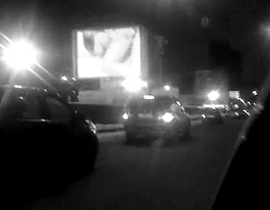 На рекламном экране в центре Москвы показали порно