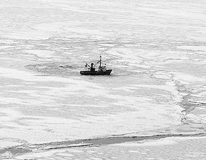 К судну, терпящему бедствие в Охотском море, крайне сложно подобраться