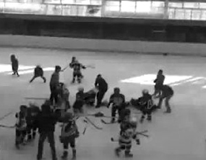 Юные российские хоккеисты устроили массовую драку (видео)
