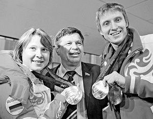 Биатлонистка Анна Богалий-Титовец и конькобежец Иван Скобрев демонстрируют завоеванные медали
