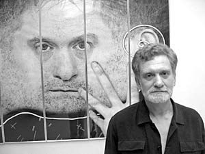 Владимир Брайнин на фоне своего портрета работы Андрея Бисти