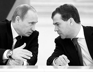 ВЦИОМ: Россияне уверены в прочности тандема Медведев - Путин