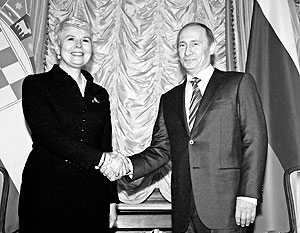 Документ был подписан в присутствии премьер-министров двух стран Владимира Путина и Ядранки Косор 
