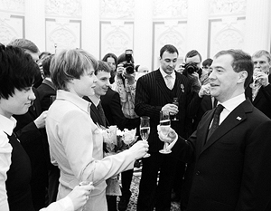 Дмитрий Медведев поднимает тост за успехи российского спорта