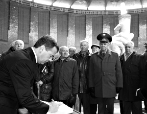 В книге Почетных гостей мемориала президент написал: «В год 65-летия Великой Победы нашего народа в Великой Отечественной войне склоняем голову перед памятью павших. Вечная им память»