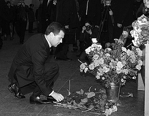 Дмитрий Медведев спустился в вестибюль станции «Лубянка» и возложил букет цветов к месту трагедии