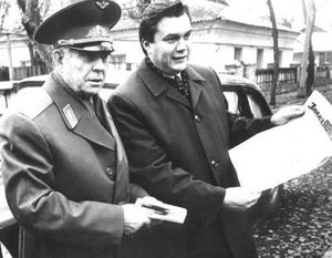 80-е годы XX века. Виктор Янукович и Георгий Береговой гуляют по Енакиево