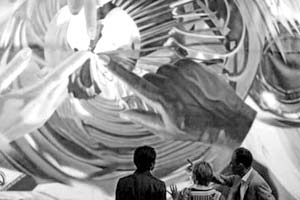 Посетители выставки у картины Джеймса Розенквиста «Празднование 50-летия со дня подписания Рузвельтом декларации прав человека 
