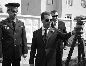 Медведева сопровождал министр обороны РФ Анатолий Сердюков