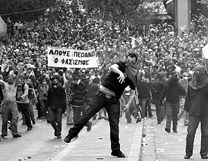 Часть демонстрантов в Афинах оказалась настроенной крайне радикально