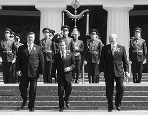Дмитрий Медведев, Александр Лукашенко и Виктор Янукович приняли участие в церемонии открытия стелы в честь городов воинской славы