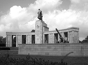 Памятник Советскому воину-освободителю осквернен в Берлине