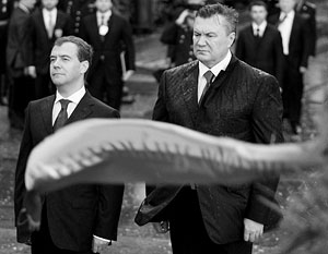 Президенты России и Украины под дождем и ветром почтили память погибших в войне
