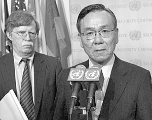 Представитель США Джон Болтон представитель Японии Кензо Ошима на Совете Безопасности ООН