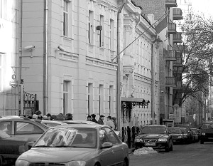 С ворот посольства Канады в Москве сняли пятерых болельщиков