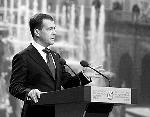 Медведев выступает на форуме в Петербурге