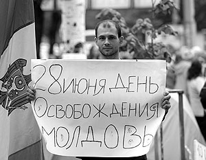 Противники указа Гимпу, отмечая 28 июня как свой праздник, проводили уличные акции у стен российского посольства в Кишиневе

