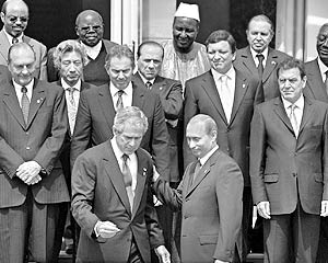 Участники саммита G8 президент США Джордж Буш и президент России Владимир Путин