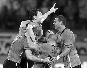 Голландские футболисты обнимают друг друга, поздравляя с удачной игрой против бразильцев