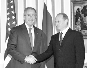 Президент США Джордж Буш и глава РФ Владимир Путин во время двусторонней встречи перед открытием саммита G8