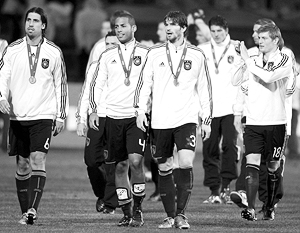 Футболисты сборной Германии совершили круг почета с бронзовыми медалями