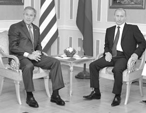 Президент США Джордж Буш и глава РФ Владимир Путин (слева направо) во время двусторонней встречи перед открытием саммита 