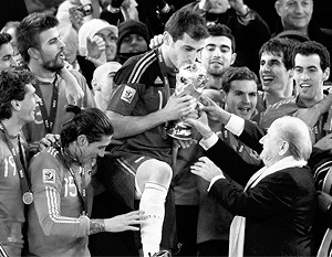 Икер Касильяс принимает из рук президента ФИФА Йозефа Блаттера Кубок мира