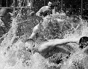  Десантникам запретили купаться в фонтанах в день ВДВ