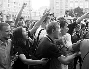 Участники несанкционированной акции на Триумфальной площади радостно спровоцировали массовую давку 