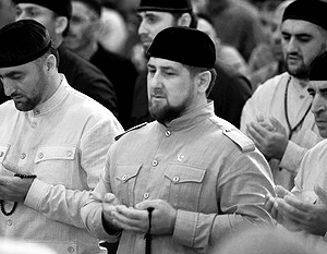 12 августа 2010 года. Рамзан Кадыров молится в мечети по случаю начала священного для мусульман месяца Рамадан