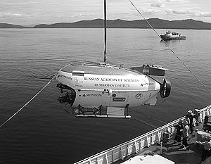 Глубоководный обитаемый аппарат «Мир» спускают на воды Байкала для дальнейшего погружения батискафа на дно озера