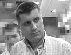 Видеокамера запечатлела попытку румынского дипломата Габриэля Греку забрать черный пакет своего агента из камеры хранения