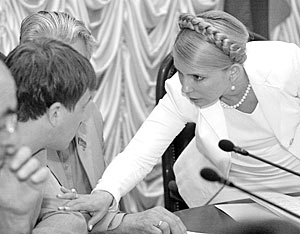 Лидер БЮТ Юлия Тимошенко во время заседания фракции, во время которого был подписан документ о выходе депутатов БЮТ из парламентской фракции