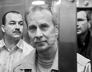 Экс-начальник СБ «Евросети» Андрей Ермилов (в центре) и бывший вице-президент компании Борис Левин (справа) свою вину не признают