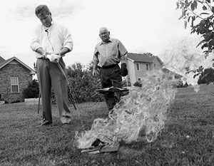 Двое священников в штате Теннеси сожгли Коран у себя на заднем дворе