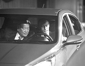 Премьер России прокатил главу Hyundai Чонга Монга Ку на созданной специально для России модели Solaris