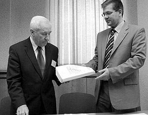 Замглавы МАК Олег Ермолов (справа) передал заключение комиссии представителю Польши Эдмунду Клиху (слева)