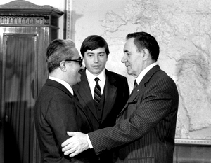 Азиз славился как мастер дипломатии (на фото – с главой советского МИДа Андреем Громыко в ноябре 1983 года)