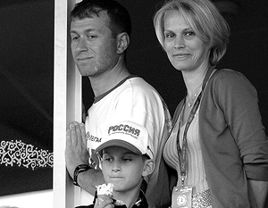 Последний из доступных снимков Аркадия Абрамовича. Вместе со своими родителями на матче Евро-2004