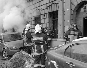 В горящем здании в центре Москвы люди просят о помощи