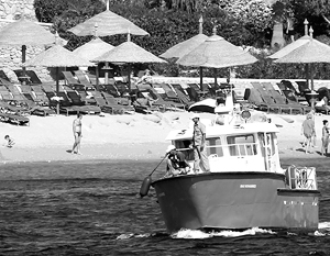 6 декабря. Опустевшие пляжи Египта патрулируют специальные катера, разыскивающие акул