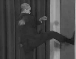 Телеканал выложил видео Обамы, вышибающего дверь ногой